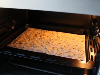 爆浆海盐奶盖蛋糕,烤箱上下火160度，自动预热；将杏仁片送入烤箱；