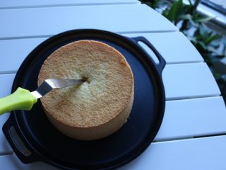 爆浆海盐奶盖蛋糕,用抹刀在戚风蛋糕中间戳一个小洞，一边转动蛋糕一边用小刀戳；