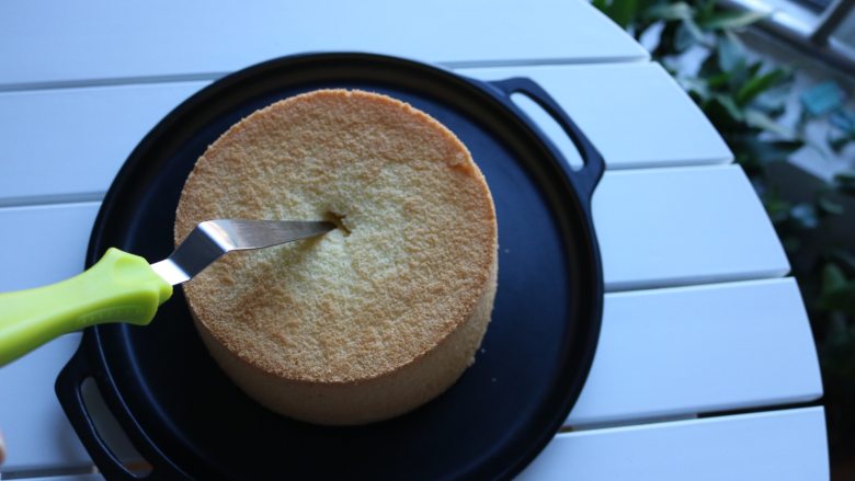 爆浆海盐奶盖蛋糕,用抹刀在戚风蛋糕中间戳一个小洞，一边转动蛋糕一边用小刀戳；