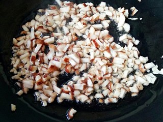 蚂蚁上树（素版）,锅中适量油，烧至7成热，放入香菇丁，煸炒一下。
