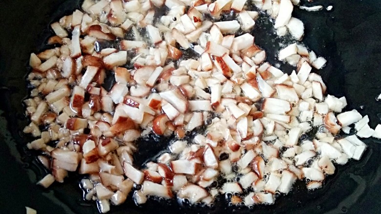 蚂蚁上树（素版）,锅中适量油，烧至7成热，放入香菇丁，煸炒一下。