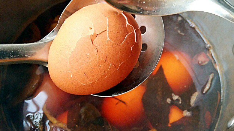 立夏的茶叶蛋,然后将鸡蛋逐个敲破或者将壳直接剥掉，这样更容易入味。