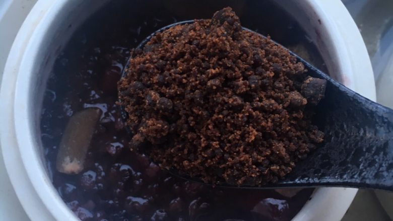 红豆黑米酒酿粥,出锅前加入红糖搅拌溶化