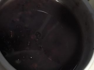 红豆黑米酒酿粥,看看差不多炖至米烂豆开花