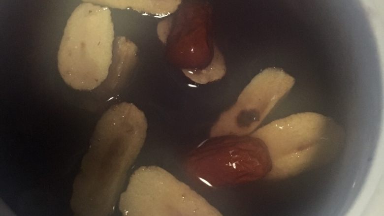 红豆黑米酒酿粥,加入红枣继续再炖半小时
