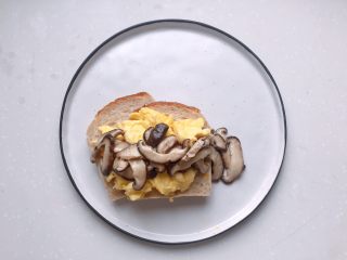 快手健康早餐,放上美式炒蛋和炒香菇