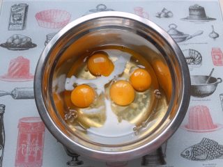 快手健康早餐,鸡蛋打入盆中，加入一点4g牛奶和1g盐打匀备用