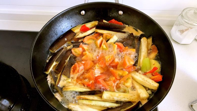 青红椒土豆茄子煲,炖到水开，将西红柿加入，继续大火炖，水再次烧开，往里面加盐，调至中火炖到土豆熟透，如果汤不够浓，这时可以开大火收汁，收到你满意的时候就可以关火了。