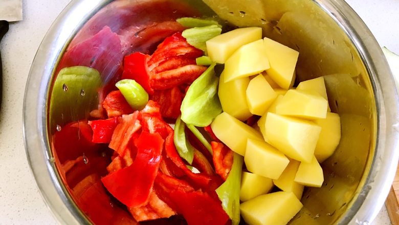 青红椒土豆茄子煲,做这道菜，最好用尖椒，买一根绿色两根红色，或者再多一点也行，先把辣椒里面的丝蒂和种子去掉，因为这些是最辣的，无辣不欢的人可以不用去点，我吃不了太辣的东西。<a style='color:red;display:inline-block;' href='/shicai/ 23'>土豆</a>切块。