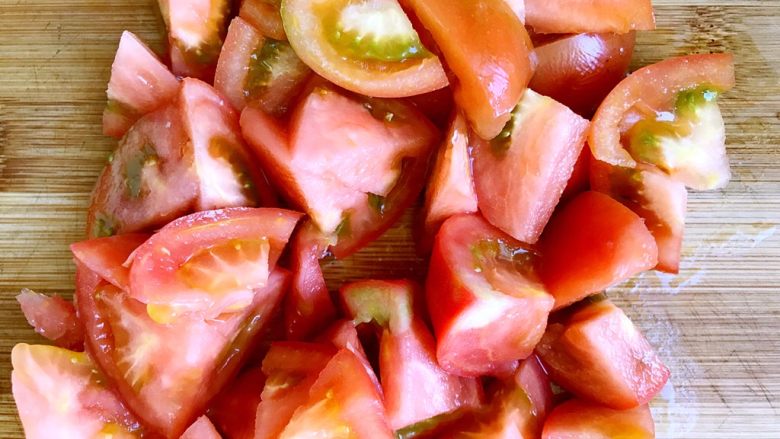 青红椒土豆茄子煲,将西红柿切小块，切大块也行，我一般喜欢把西红柿炖的都看不见了，融合到汤中，味道很好，切小块就很容易炖烂。