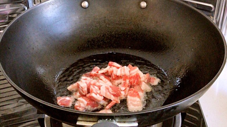 青红椒土豆茄子煲,锅中少许油，肉片放进去炒到发黄，出香味的时候加入葱姜蒜一起炒匀。