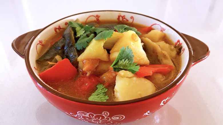 青红椒土豆茄子煲,这么一碗下饭的菜就做好了，配一碗米饭真是香呀。
