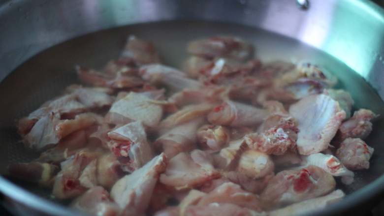 芋头鸡块,洗好的鸡块冷水入锅，焯至出血沫，冷水清洗干净。