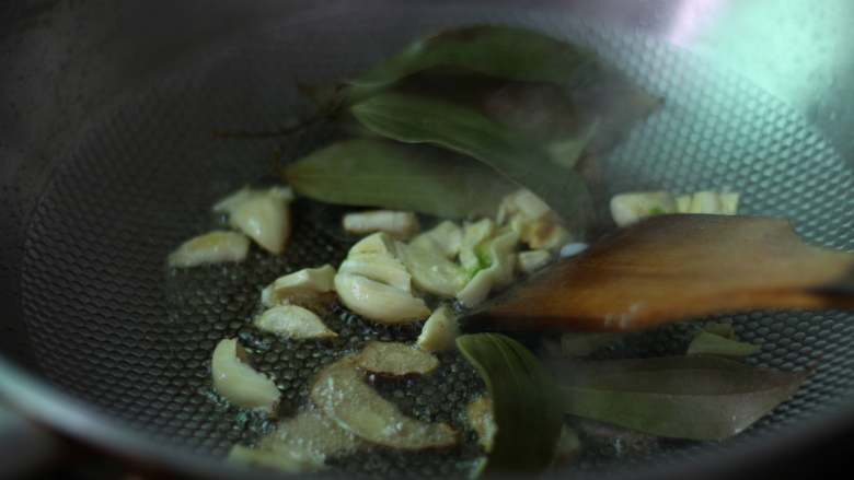 芋头鸡块,热锅下油，将姜蒜桂叶放入锅内煸香。