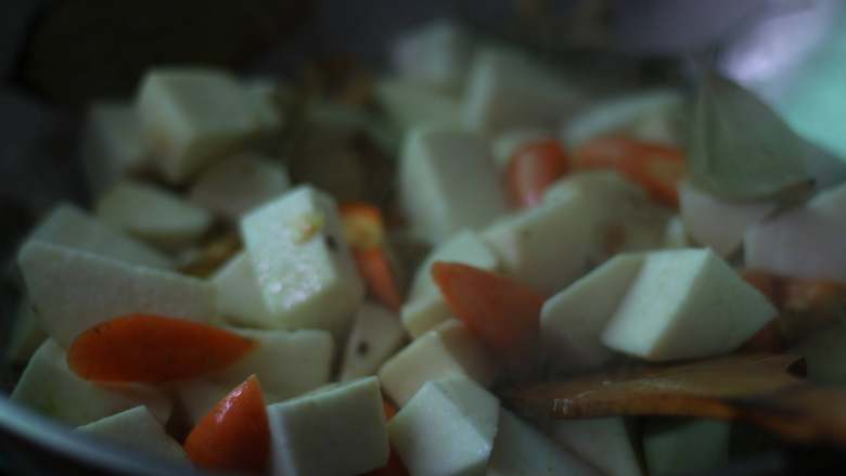 芋头鸡块,将芋头，胡萝卜倒入锅内翻炒。