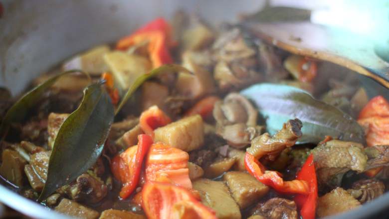 芋头鸡块,加入适量的水，红椒，文火焖煮半小时左右，放鸡精大火收汁。