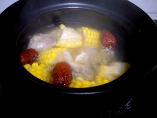 板栗土鸡汤,加水煮开。一两个钟头左右就可以了。加点盐就可以喝了。