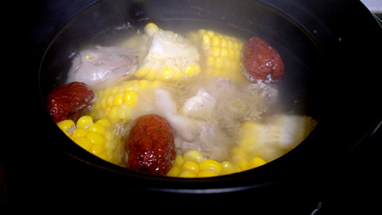 板栗土鸡汤,加水煮开。一两个钟头左右就可以了。加点盐就可以喝了。