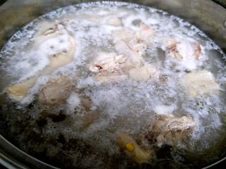 板栗土鸡汤,看看，不先煮点血水，这么脏的鸡汤你敢喝么。