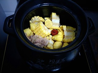 板栗土鸡汤,材料都放砂锅里