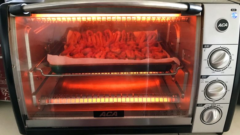 牙签豆卷,把烤盘放入预热好的烤箱里，上下火200W，烤10分钟
