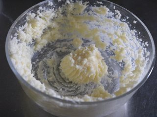 棒棒糖蛋糕,加入第二次糖粉打发至黄油变白；