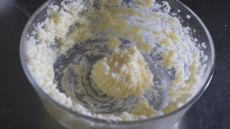 棒棒糖蛋糕,加入第二次糖粉打发至黄油变白；