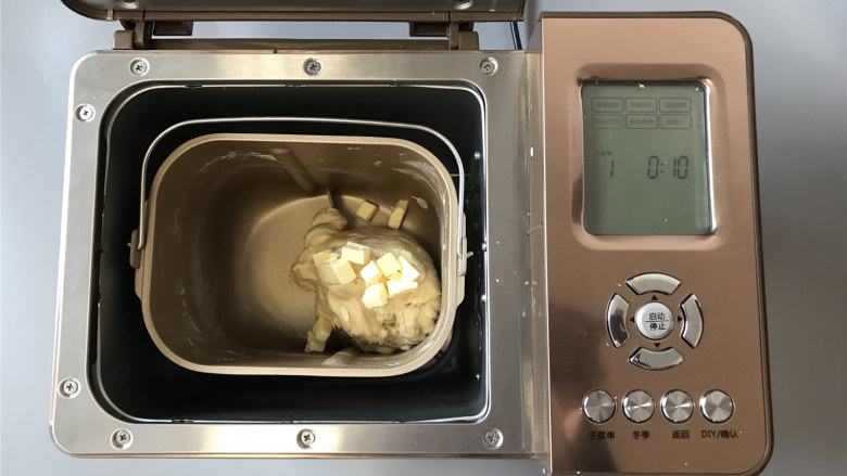 小麦胚芽小吐司,放入软化的黄油，再次启动和面10分钟。