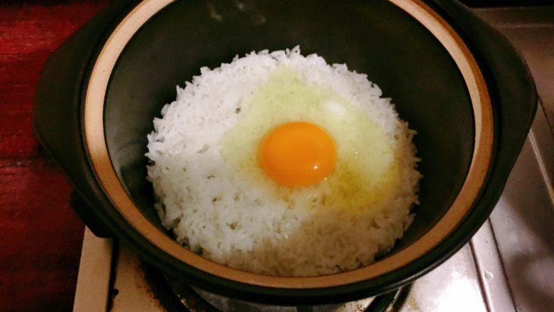 腊肠煲仔饭,米饭开始收水时，打入一个<a style='color:red;display:inline-block;' href='/shicai/ 9'>鸡蛋</a>。