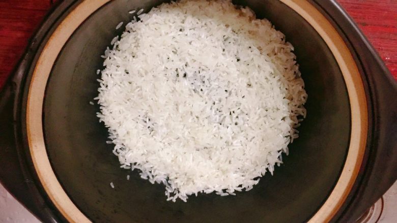 腊肠煲仔饭,铺上大米。