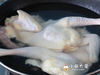 爽口藤椒鸡,买来的鸡先开膛把内脏清理干净，切成两块，放锅里大火烧开转小火煮十分钟