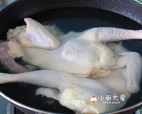 爽口藤椒鸡,买来的鸡先开膛把内脏清理干净，切成两块，放锅里大火烧开转小火煮十分钟
