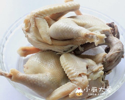 爽口藤椒鸡,煮好的鸡肉捞出放入冰水中浸泡以让鸡肉更有弹性。