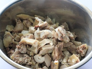 爽口藤椒鸡,经过冰水浸泡的鸡肉捞出剁成小块放入搅拌盆里