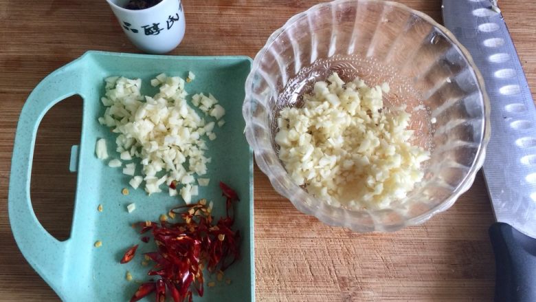翡翠包包➕炝拌生菜卷,蒜瓣分出两三瓣切蒜蓉，其他剁细蒜末备用，干辣椒去蒂，剪成细条备用