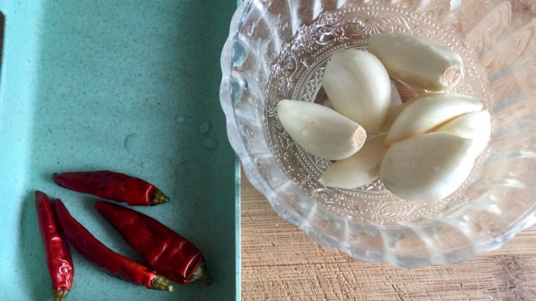 翡翠包包➕炝拌生菜卷,蒜和干辣椒清洗下