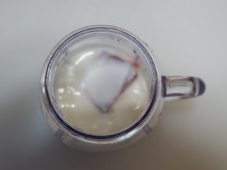 低脂代餐，健康减肥—甜菜根燕麦酸奶,放入料理杯在加入酸奶。