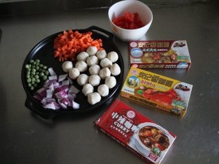 泰式咖喱鱼蛋,准备食材，胡萝卜、洋葱、西红柿切碎