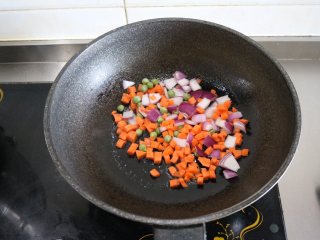 泰式咖喱鱼蛋,热锅冷油，先下胡萝卜、洋葱、豌豆翻炒