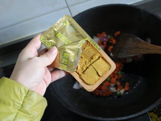泰式咖喱鱼蛋,待洋葱变软后加入咖喱块翻炒