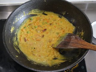 泰式咖喱鱼蛋,炒成这个状态时加入适量清水