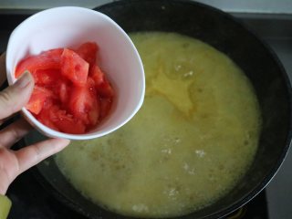 泰式咖喱鱼蛋,水煮开后加入半个西红柿