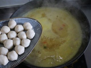 泰式咖喱鱼蛋,加入鱼丸，中火煮10分钟