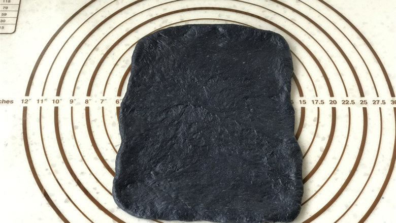 面包机版星空面包,黑色面团擀成片。