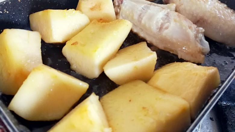 苹果的别样吃法～苹果鸡翅,把苹果也放到平底锅里煎一下