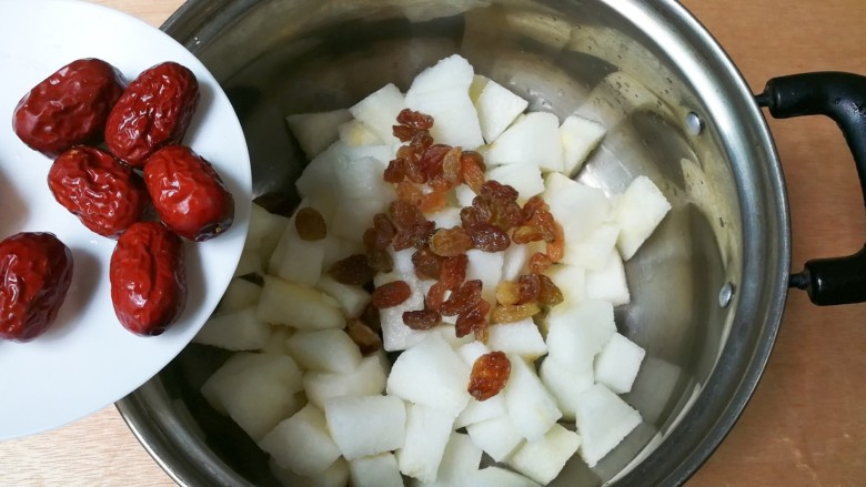 百变水果+酸甜枸杞葡萄干红枣水晶梨汤,放入红枣