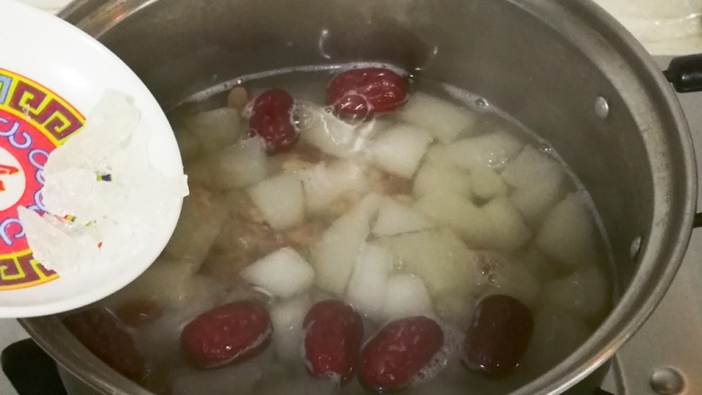 百变水果+酸甜枸杞葡萄干红枣水晶梨汤,放入冰糖