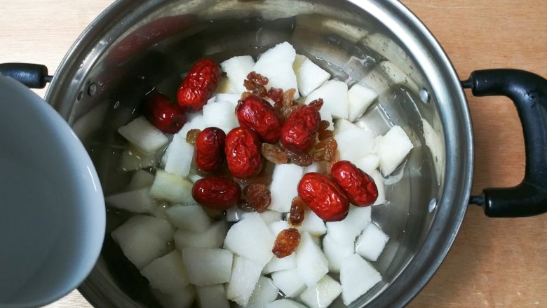 百变水果+酸甜枸杞葡萄干红枣水晶梨汤,放入适量清水烧开