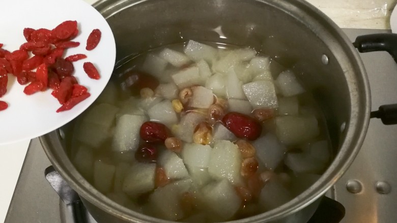 百变水果+酸甜枸杞葡萄干红枣水晶梨汤,放入枸杞烧开就关火