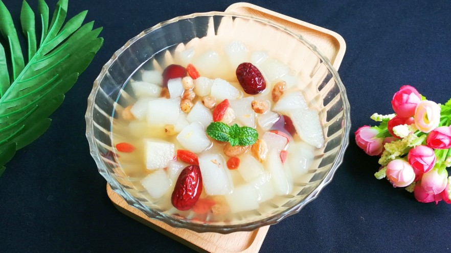 百变水果+酸甜枸杞葡萄干红枣水晶梨汤